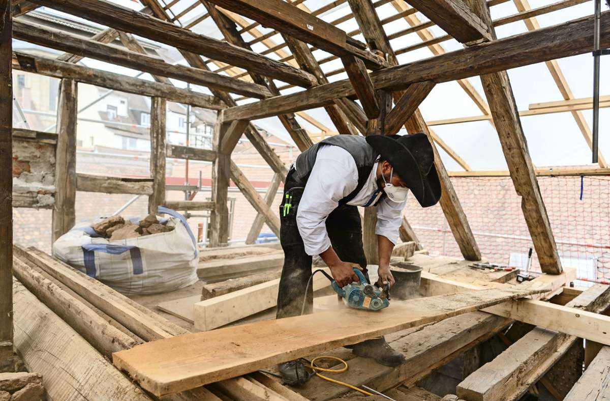 Dieser Zimmermannsgeselle erhält weniger Lohn als sein Dachdeckerkollege, auch wenn er – wie hier –  in einem Dachgeschoss arbeitet. Foto: pa/Nicolas Armer