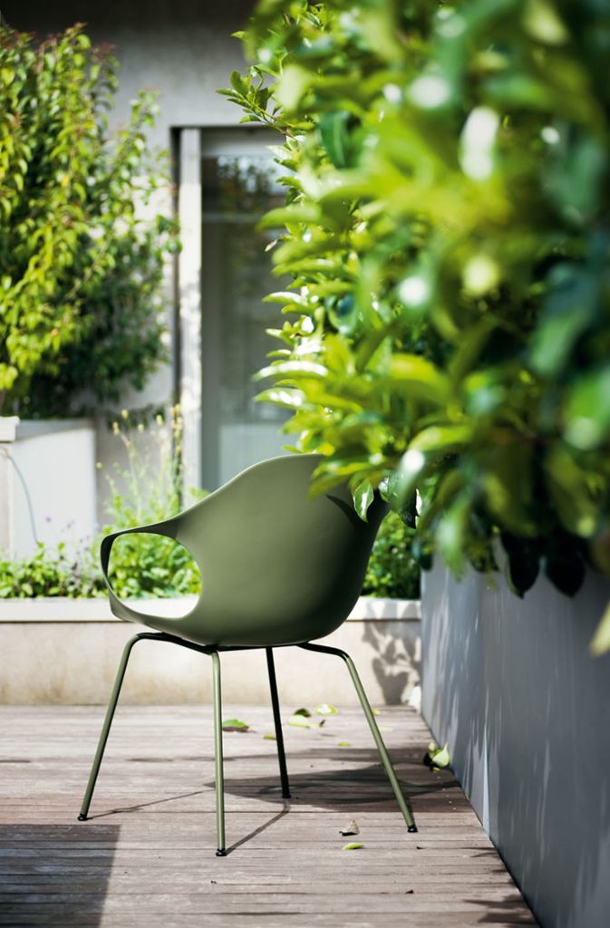 Der Stuhl „Elephant“ für die italienische Firma Kristalia, entworfen von Michael Geldmacher und Eva Paster, das 2012 mit dem Interior Innovation Award ausgezeichnet wurde. Der Aufbau aus Polyurethan mit der charakteristischen Rippenverstärkung soll an das Rückgrat eines Elefanten erinnern.
