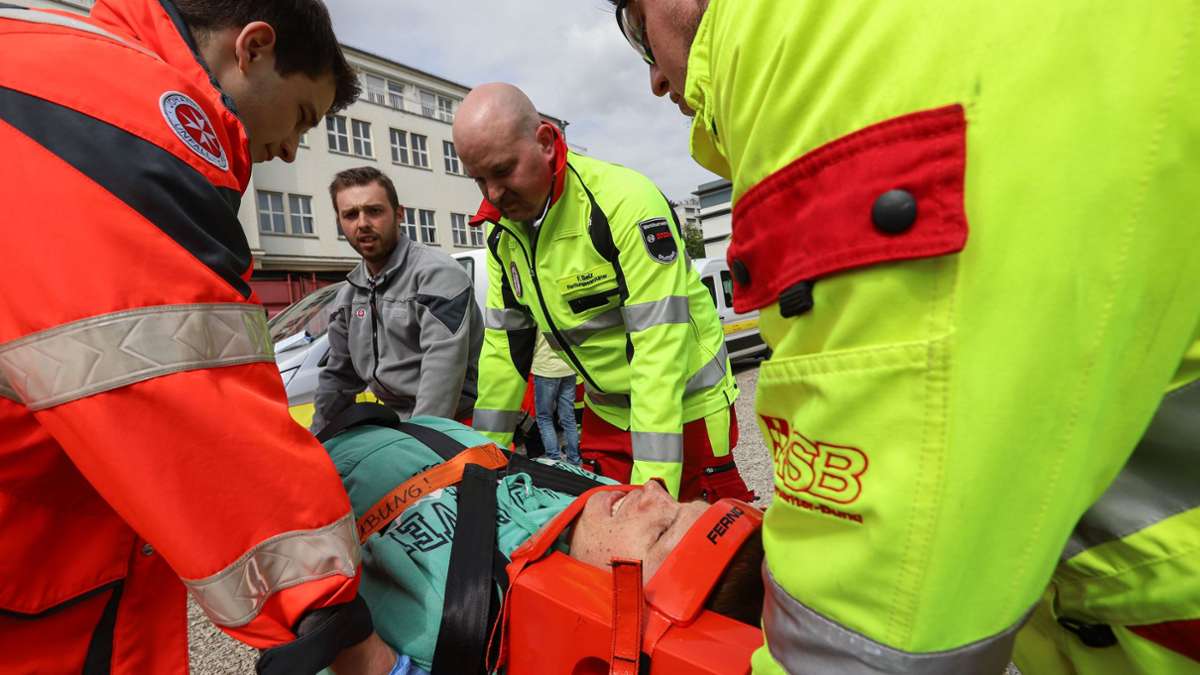 Rettungsdienst-Tag in Stuttgart: Wenn es auf jede Sekunde ankommt - Rettungskräfte üben für den Ernstfall
