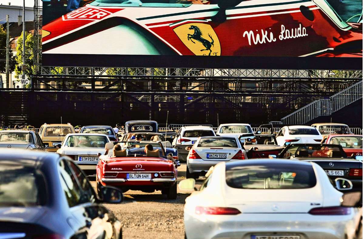 1000 Mercedes-Fahrer schauen einen Ferrari-Film auf dem Cannstatter Wasen.
