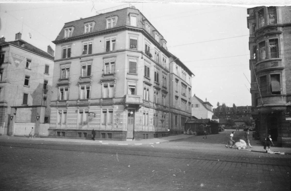 Gegenüber dem Haus rechts an der Ecke Sedanstraße befand sich lange ein Autohaus, nun ein Anbieter für Mobilitätsausrüstung.