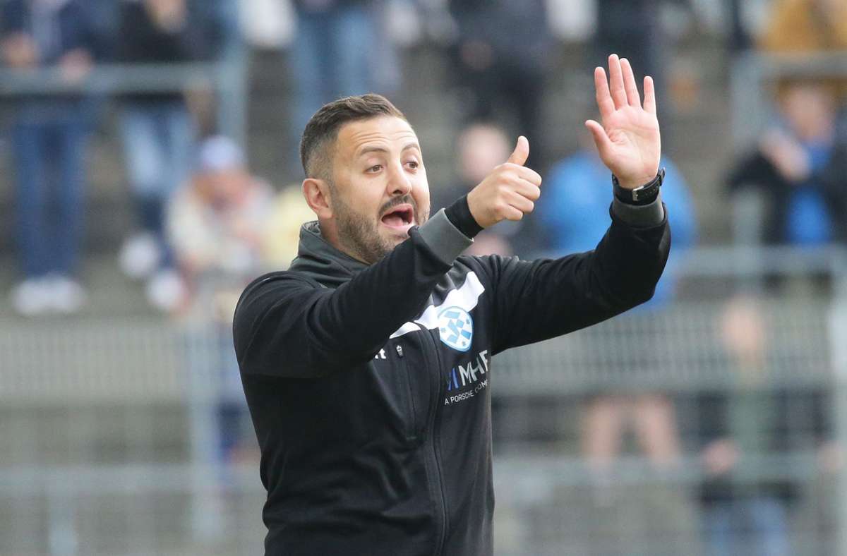 Der aktuelle Kickers-Chefcoach Mustafa Ünal war vor seiner Zeit bei den Blauen von 2013 bis 2017 als Nachwuchstrainer (U16, U17 und U19) beim SSV Ulm 1846 tätig. Ünal wuchs in Wiesensteig im Kreis Göppingen auf.