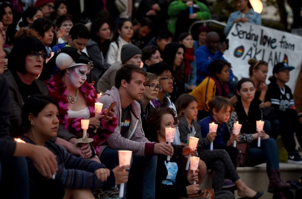 „Wir senden Liebe aus Oakland“ steht auf einem Plakat: Überall in den USA kamen nach dem Anschlag Menschen zusammen, um Mahnwachen abzuhalten und gemeinsam zu trauern.