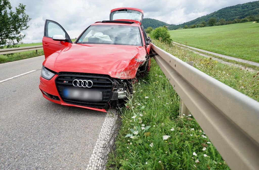 Der Audi blieb schließlich an der Leitplanke stehen. Auch der 33-jährige Fahrer kam mit leichten Verletzungen ins Krankenhaus.