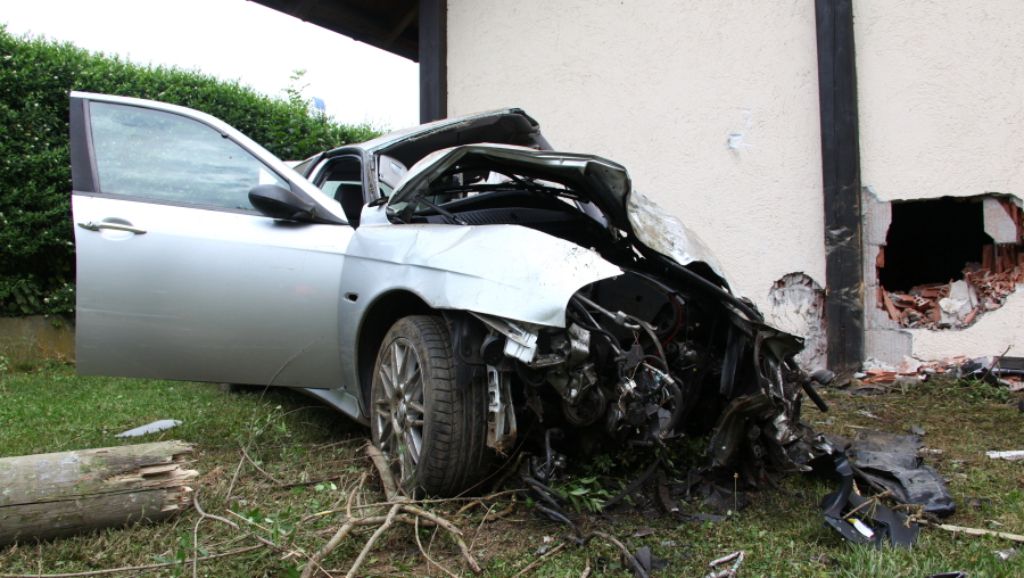 Unfall in Backnang: B14: Autofahrt endet tödlich an Hauswand