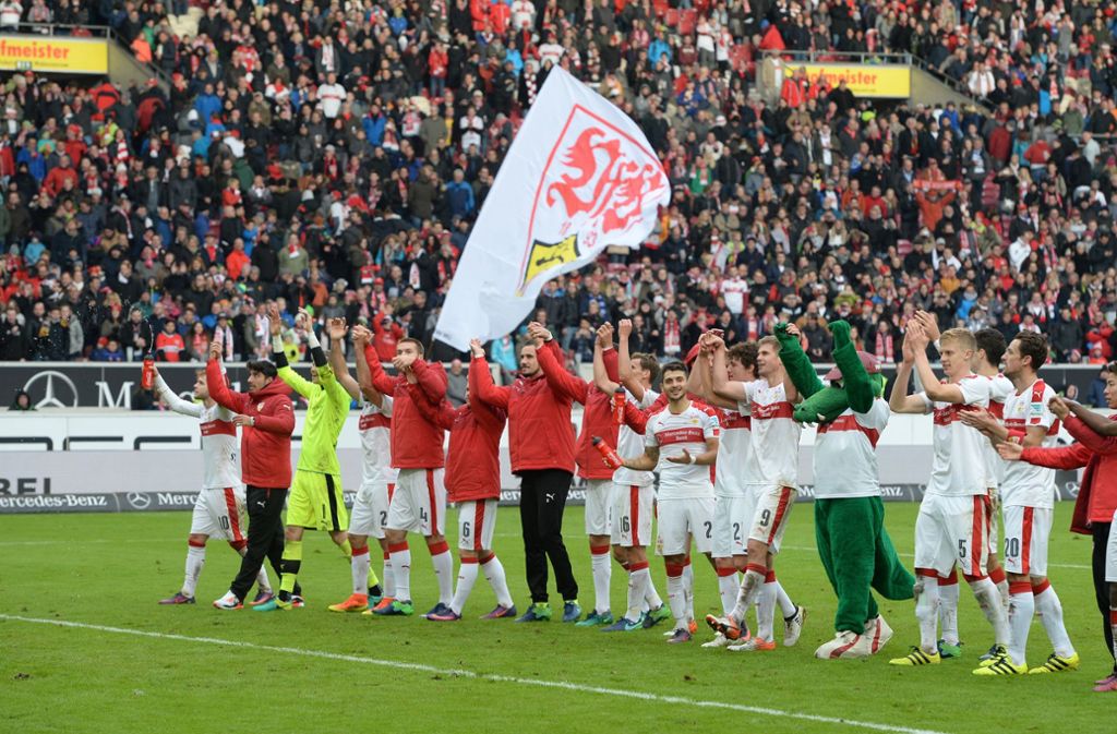 Der VfB Stuttgart feiert den Sieg gegen Arminia Bielefeld.