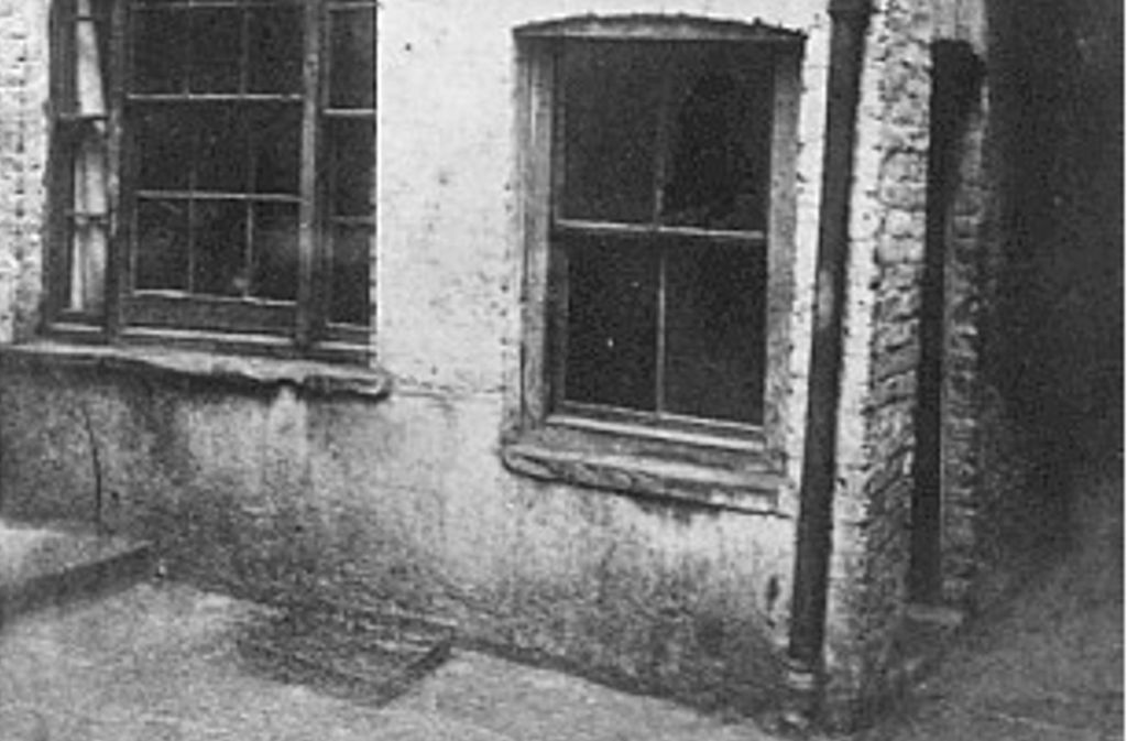 Mary Jane Kelly: Am 9. November 1888 um 10:45 wurde Mary Jane Kelly – die fünfte Leiche – in ihrem Zimmer in Nr. 13 Miller’s Court in der Dorset Street entdeckt. Wie bei den vier anderen Opfern war die Kehle durchschnitten. Das Gesicht war stark verstümmelt, Brustkorb und Unterleib waren aufgeschnitten. Viele innere Organe waren entfernt worden und lagen verstreut im Raum.