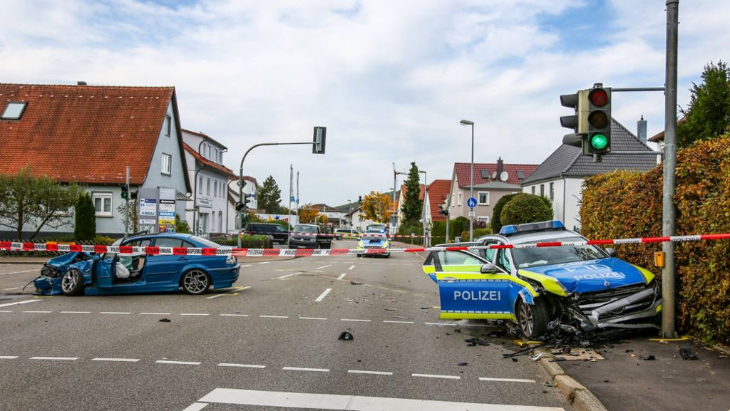 Donzdorf im Kreis Göppingen: Heftiger Unfall mit Streifenwagen fordert drei Verletzte