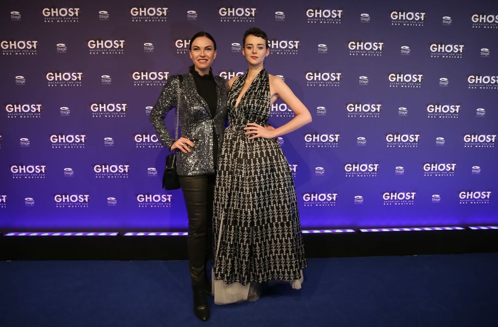 Laura Bräutigam (rechts) mit ihrer Freundin, der DJane Alegra Cole, bei der Premiere des Musicals „Ghost“ im vergangenen Herbst.