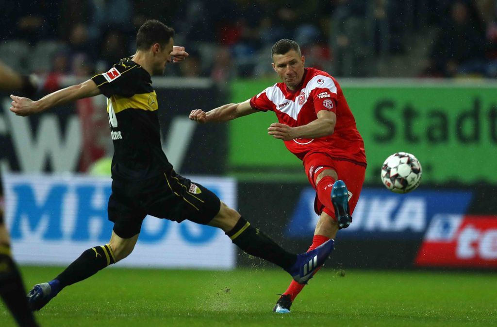 In der 49. Minute der nächste Rückschlag für die Schwaben. Oliver Fink zirkelt den Ball in den Kasten des VfB.
