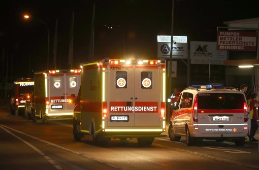 Rettungsfahrzeuge stehen am 18. Juli an einer Straßenabsperrung in Würzburg, nachdem ein Mann in einem Regionalzug Reisende angegriffen hat. Foto: dpa