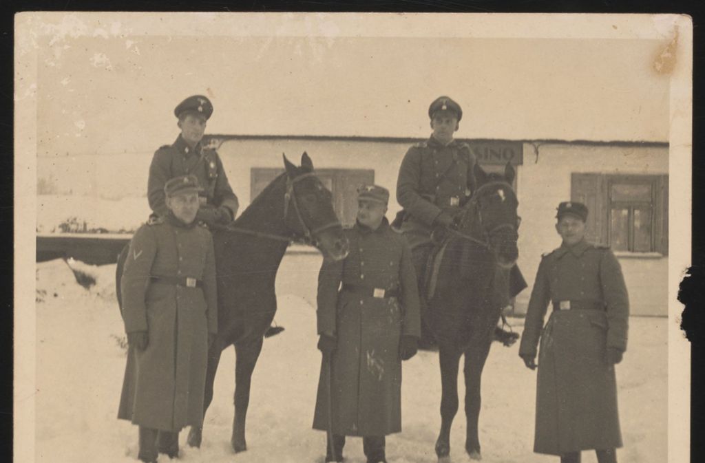Johann Niemann zu Pferd im Winter 1942/43 vor dem alten Kasino.