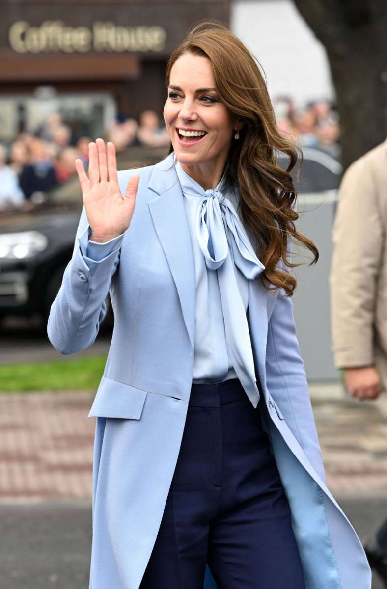 Oktober: Nordirland bekommt Besuch von der neuen Prinzessin von Wales – Kate trägt einen hellblauen Mantel mit passender Schluppenbluse.