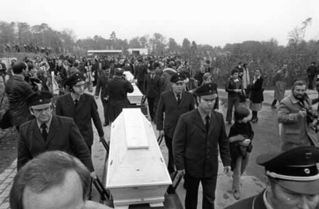 Baader, Ensslin und Raspe werden auf dem Stuttgarter Waldfriedhof beigesetzt.