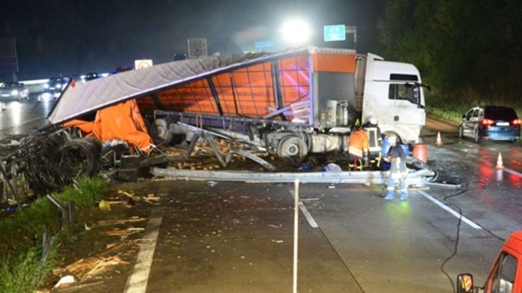 LKW-Unfall auf der A8 bei Aichelberg: Autobahn muss über Stunden gesperrt werden