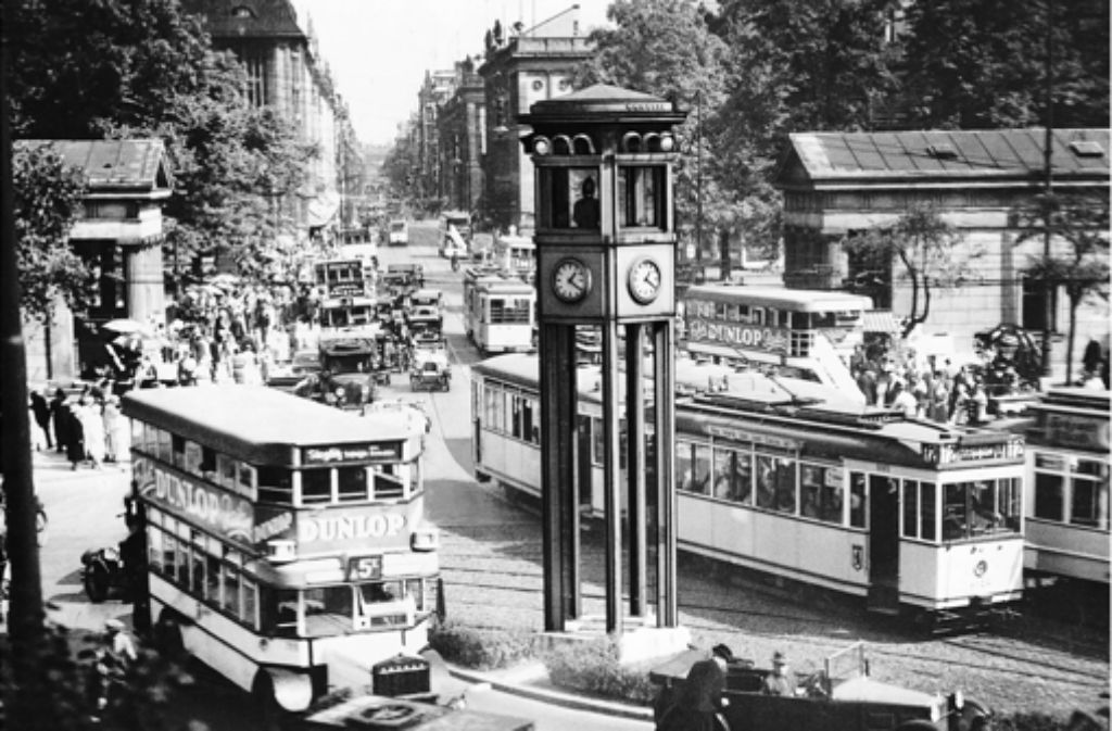 1924 wird auf dem Potsdamer Platz in Berlin eine automatische Ampel aufgestellt. Sie zeigt auch die Uhr an. Der Polizist oberhalb der Uhren überwacht den Verkehr und kann im Notfall eingreifen. Foto: Siemens AG