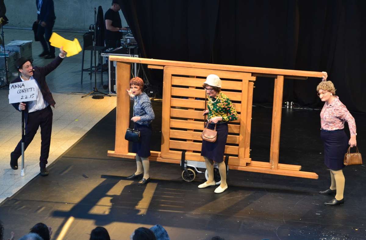 Auf der Bühne im Foyer stellen sich Straßentheater-Acts wie das Trio Anna Confetti dem Fachpublikum vor.