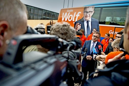 Zu Beginn seines Wahlkampfendspurts wird der CDU-Kandidat intensiv zu seiner jüngsten Flüchtlingsinitiative befragt – eine Distanzierung zu Angela Merkel? Foto: dpa