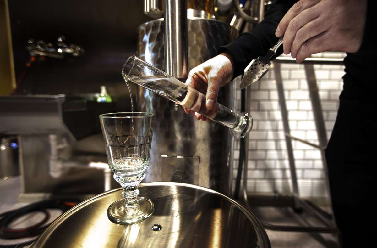 Genuss-Ritual: Hochprozentiger Absinth wird in speziellen Gläsern langsam mit eiskaltem Wasser verdünnt.