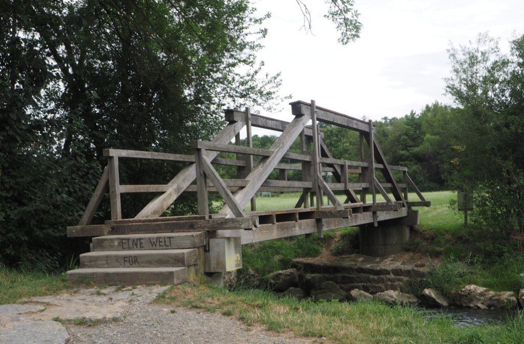 Brücke über die renaturierte Würm