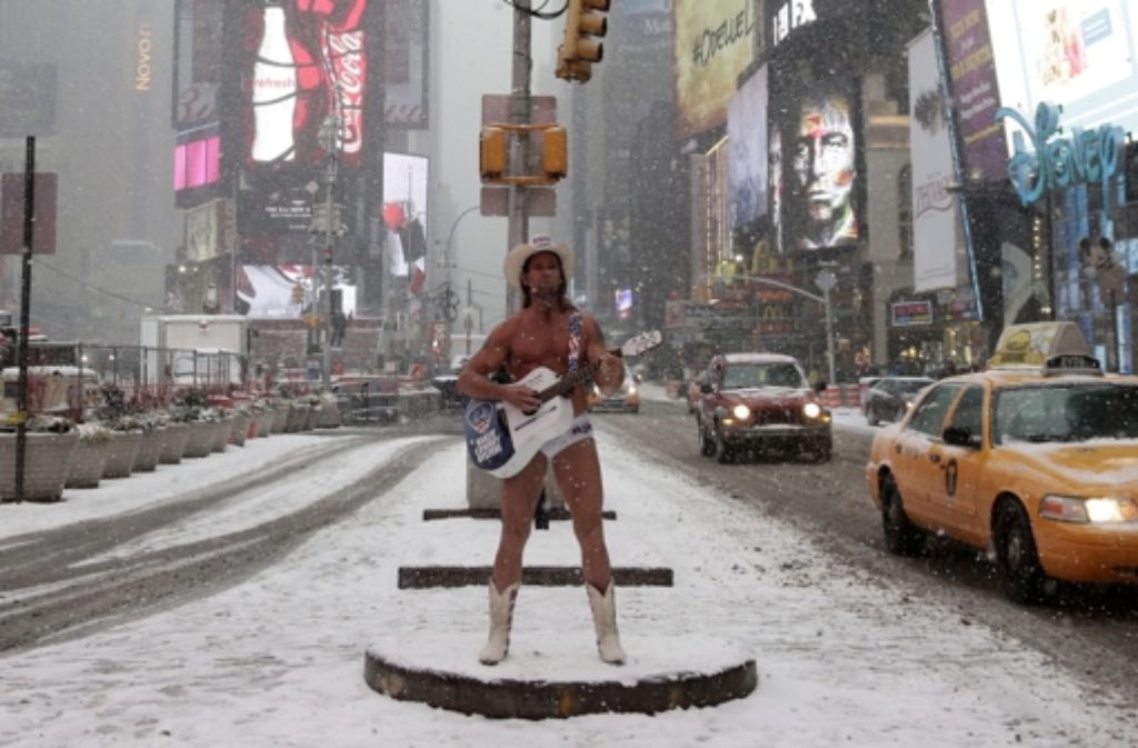 Blizzard "Juno" kann der New Yorker Ikone "Naked Cowboy" nichts anhaben.