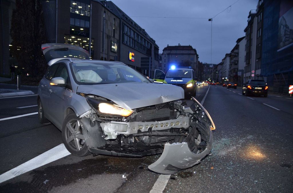 Ein Unfall am Sonntagnachmittag hat in Stuttgart-Süd vier Verletzte und hohen Sachschaden gefordert.