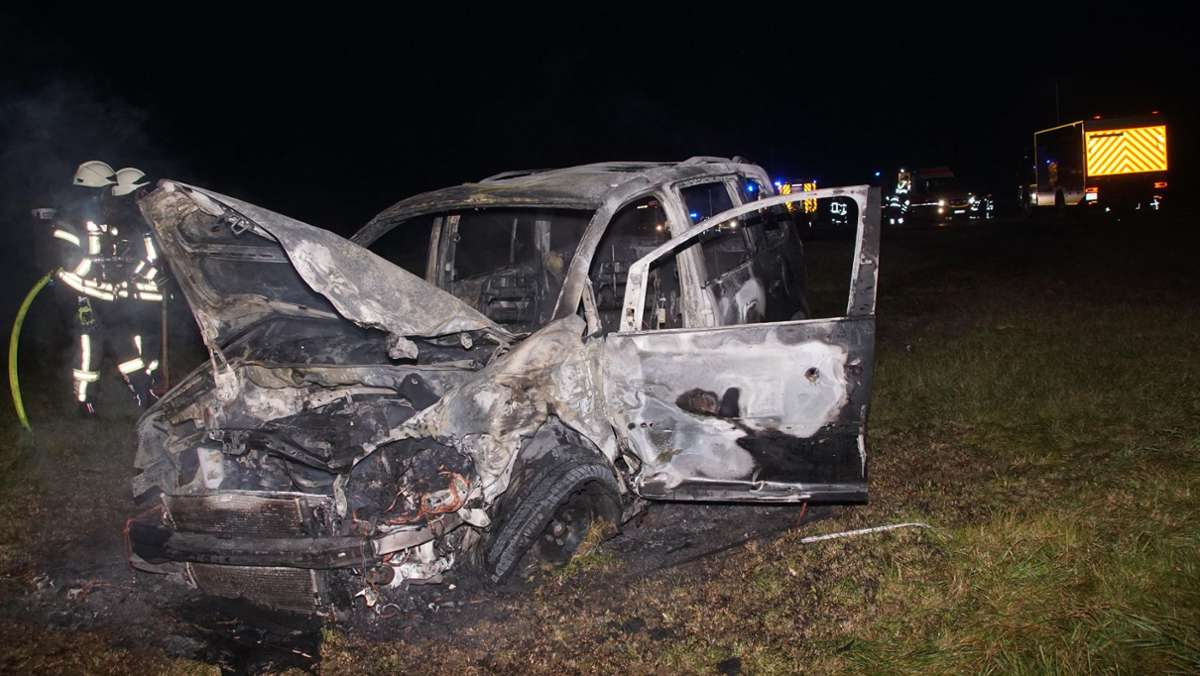 Unfall bei Jettingen: Drei Verletzte und ein brennender Wagen