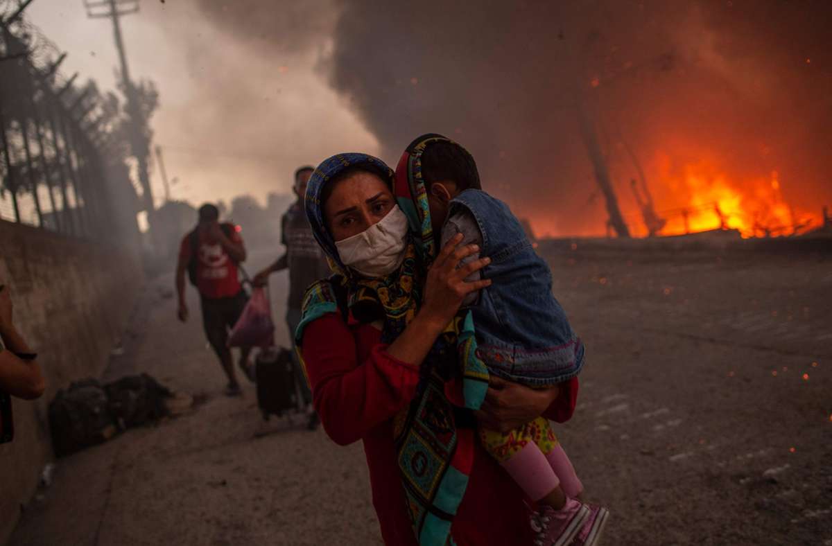 Erneut kam es zu Chaos: Flüchtlinge rannten aus dem Lager, während ihre Zelte verbrannten