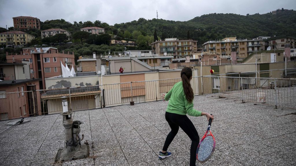 Sport in der Corona-Krise: Mädchen spielen Tennis über den Dächern Italiens