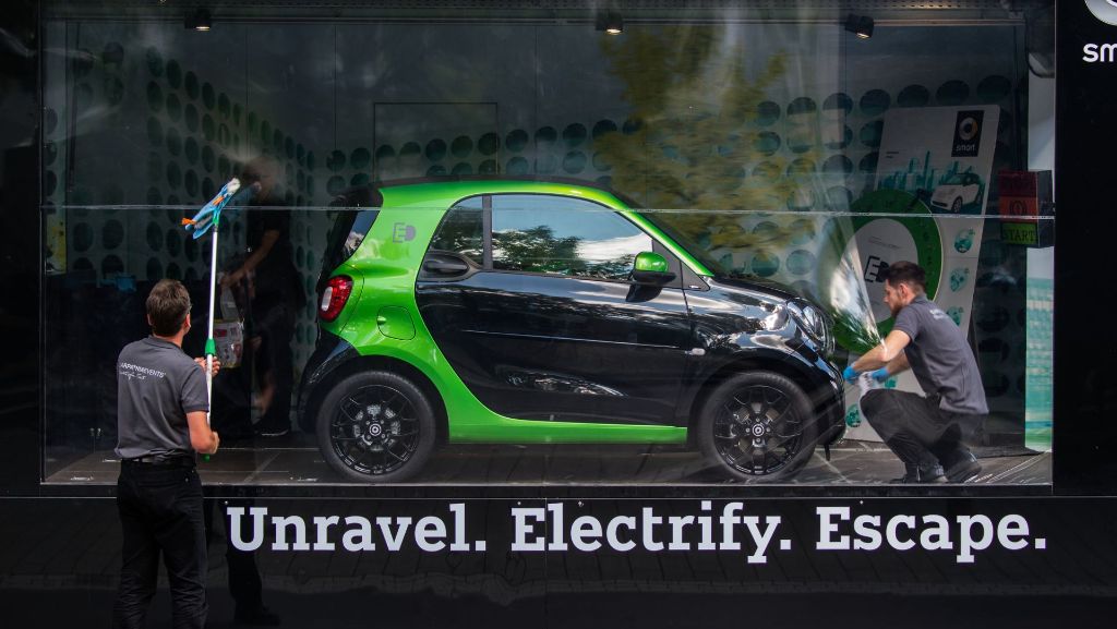  Daimlers Kleinwagen Smart soll ab 2020 nach Worten von Vorstandschef Dieter Zetsche ausschließlich als Elektroauto angeboten werden. Autos mit Verbrennungsmotoren sollen unterdessen nicht so bald aus dem Angebot verschwinden 