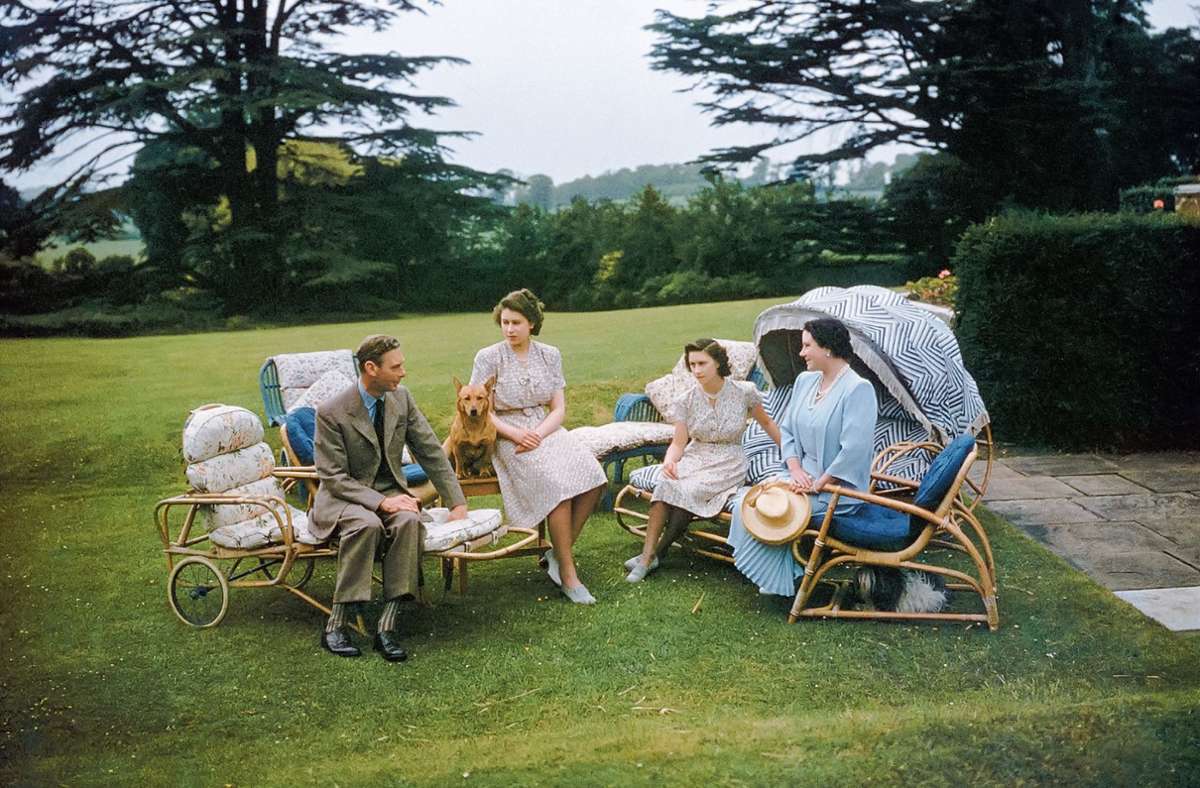 1946, ein Nachmittag im Garten von Windsor: der König George VI und die Königin Elizabeth mit ihren Töchtern, den beiden Prinzessinnen.