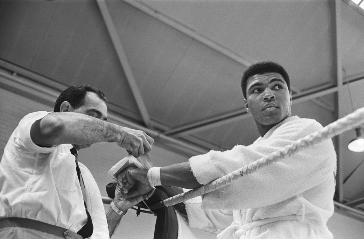 Trainer Angelo Dundee bandagiert Muhammad Alis Hände, London, 1966.