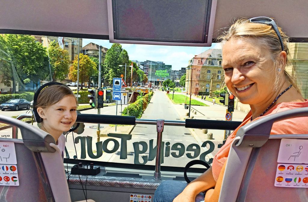 ... oder Andrea Meldinger mit ihrer Tochter Lilly genießen die Fahrt im Cabrio-Doppeldeckerbus.