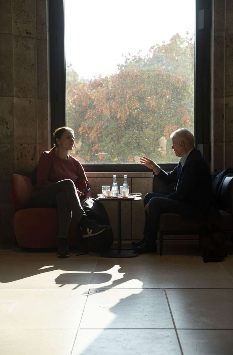 Beim Gespräch mit unserer Redakteurin Judith A. Sägesser im Alten Schloss – Fritz Kuhn pflegt seine Leidenschaft fürs Kulturelle auch im Ruhestand.
