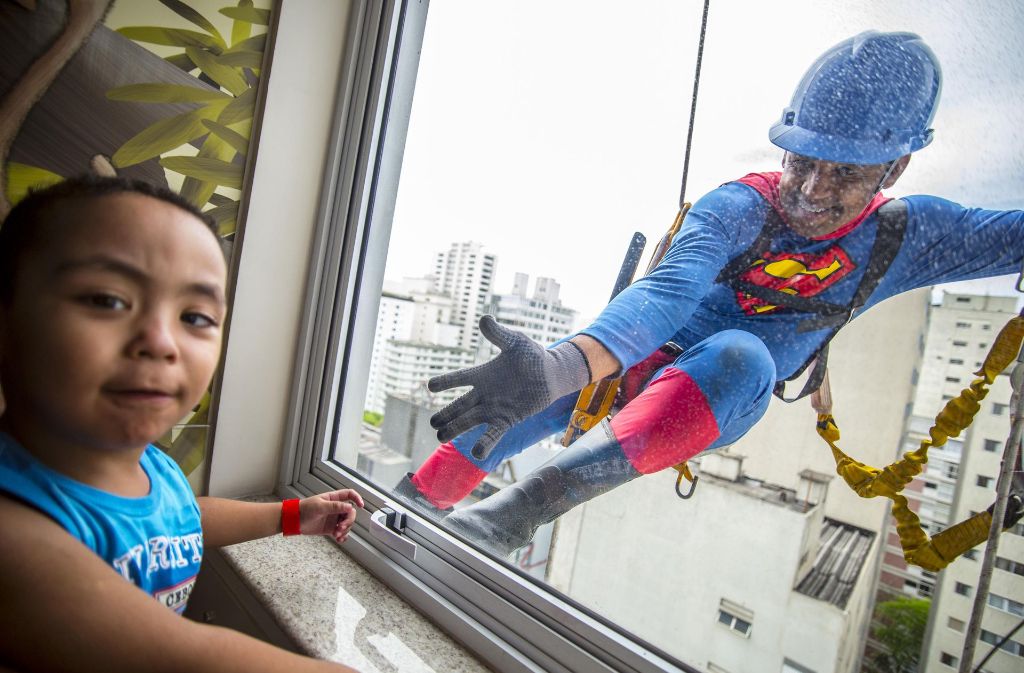 Die Kinder im Kinderkrankenhaus in Brasilien scheinen sich sehr über die als Superhelden verkleideten Fensterputzer zu freuen.