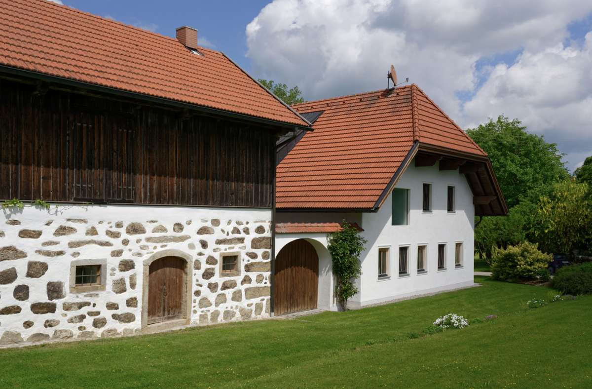Ein gutes Beispiel für den Erhalt historischer Bausubstanz: Der aus dem Jahr 1371 stammende Hof Toni zu Moos liegt ländlich-peripher zwischen Passau und Linz. Der landwirtschaftliche Betrieb wurde eingestellt.