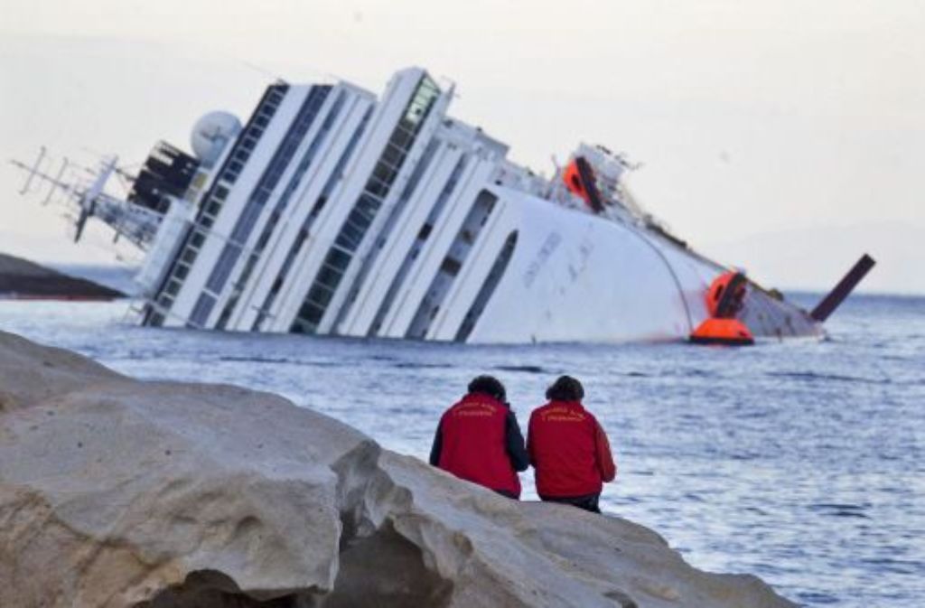 Aus Sicherheitsgründen ist die Suche nach den Vermissten der Havarie des Kreuzfahrtschiffs "Costa Concordia" am Mittwoch unterbrochen worden. Das Wrack war weiter abgesunken unddrohte in die Tiefe zu rutschen.
