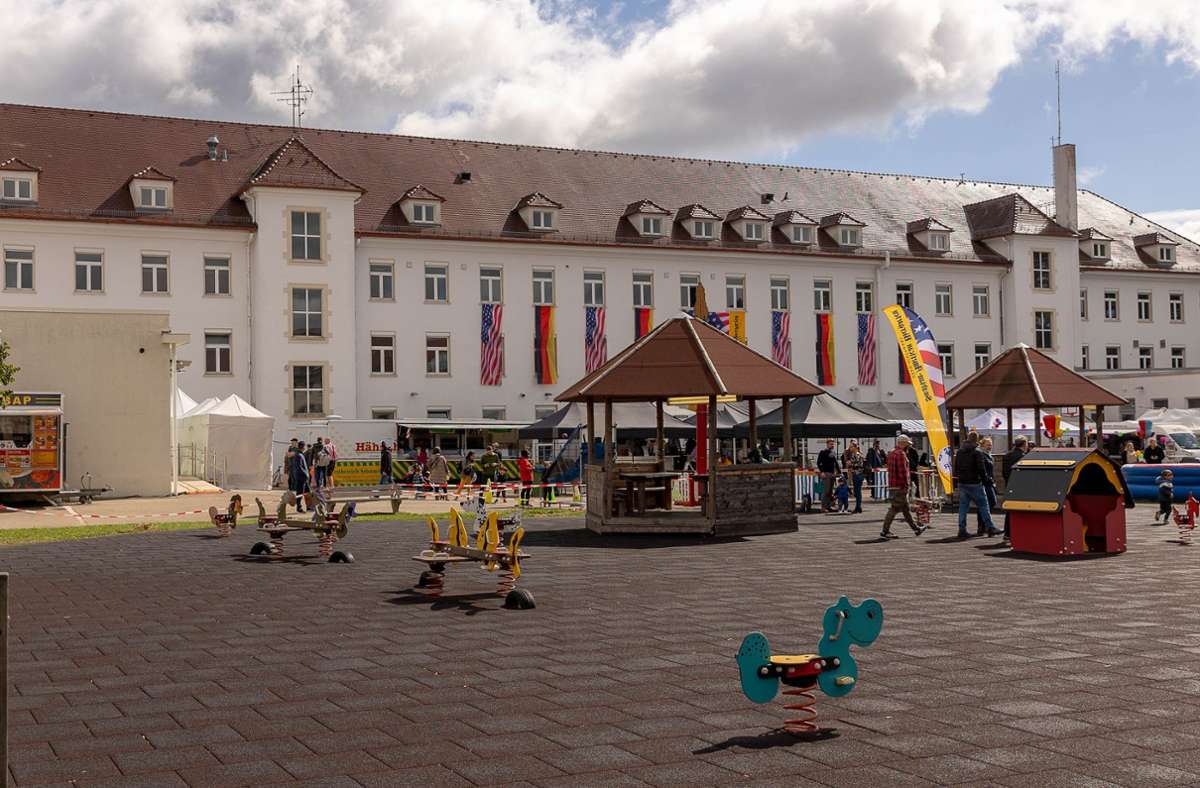 Die Spielgeräte auf dem Festplatz gehören zu dem vormals als Grundschule (Elementry School) genutzten Gebäude im Hintergrund.