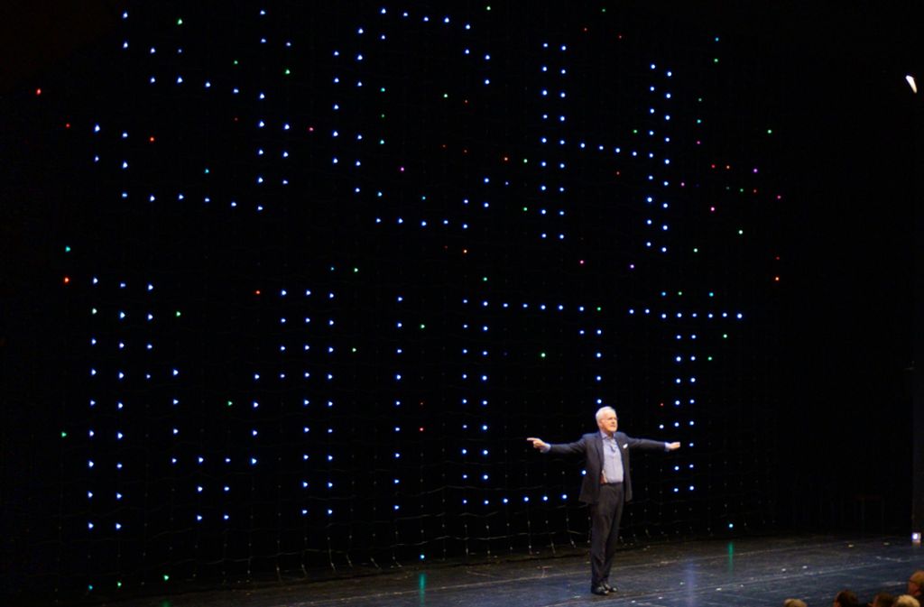 Harald Schmidt vorm Leuchtschrift-Bühnenbild der „Woyzeck“-Inszenierung im Schauspielhaus