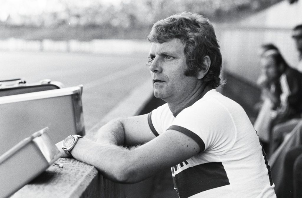 Über Jürgen Sundermann Worte zu machen, ist für die älteren VfB-Fans absolut unnötig. Jeder, der die erste Ära des gebürtigen Westfalen von 1976 bis 1979 in Cannstatt miterlebt hat, schwärmt noch heute von der Wiederaufstiegs-Saison 1976/1977 und der Begeisterung, die der VfB damals entfachte – was ihm den Beinamen „Wundermann“ einbrachte. Dreimal war Sundermann Trainer des VfB Stuttgart, von 1976 bis 1979, von 1980 bis 1982 sowie im Frühsommer 1995 (201 Bundesliga-Spiele).