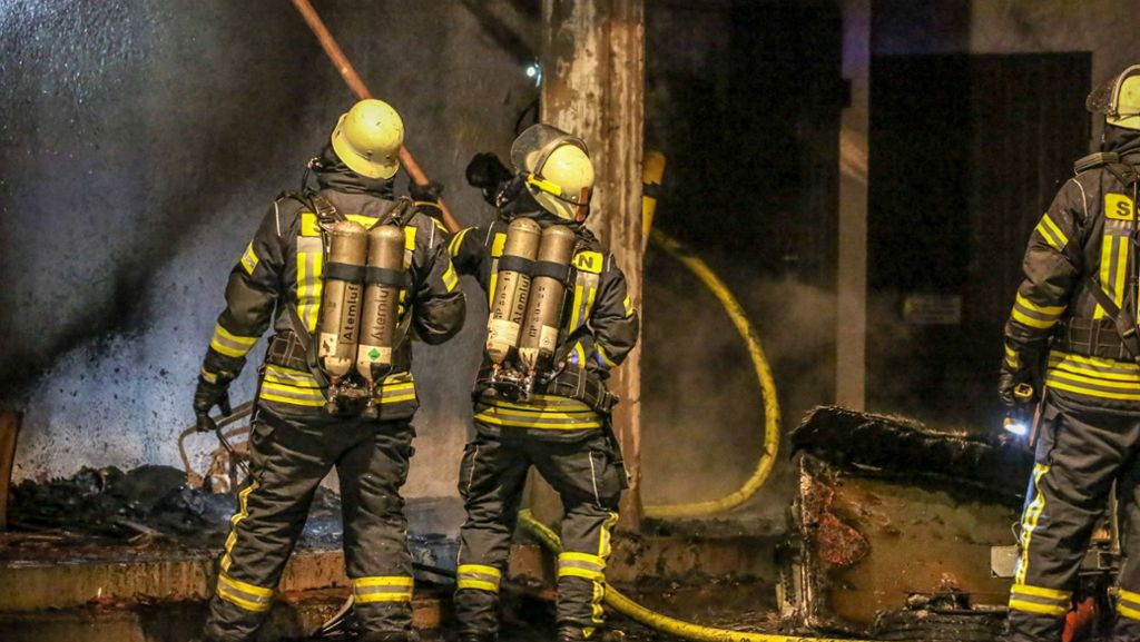 Brand in Süßen: Pferdeanhänger und Vordach gehen in Flammen auf