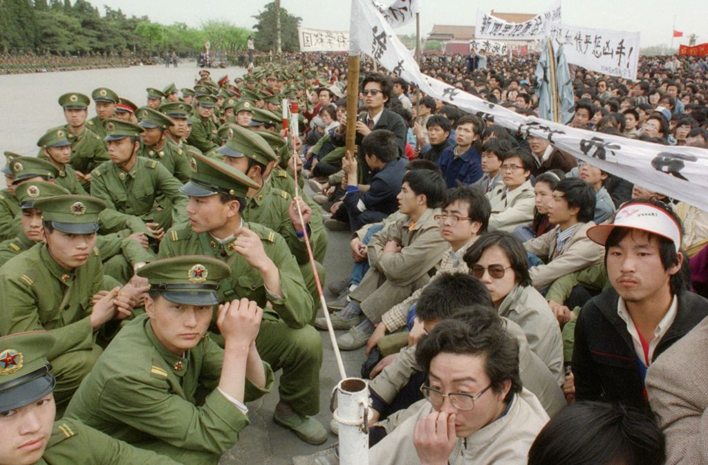 1989 kommt zu Protesten auf dem Platz des Himmlischen Frieden – auch Tiananmen-Platz genannt. Millionen Bürger fordern Demokratie. Anfangs verlaufen die Proteste friedlich.
