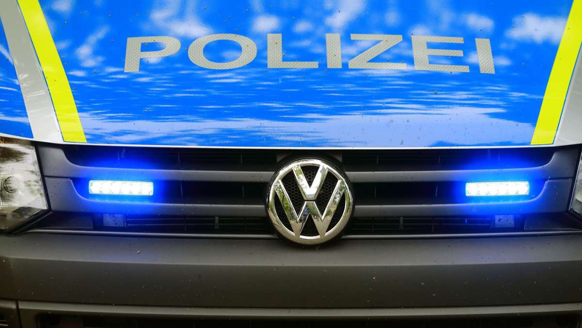 Esslingen: Polizei sucht Zeugen: Autofahrer verursacht Unfall auf B10 und flüchtet
