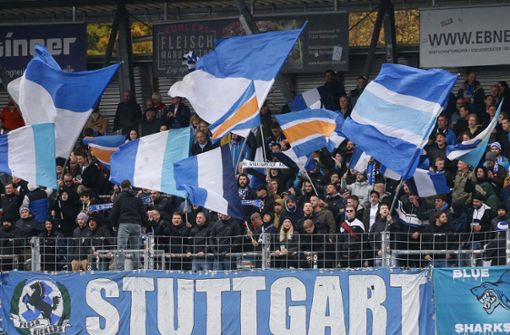 Die Fans der Blauen fiebern der Entscheidung im Aufstiegsrennen entgegen. Foto: Baumann/Hansjürgen Britsch
