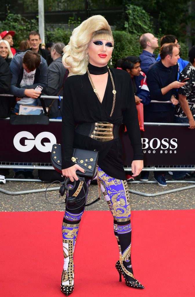Auch DJ und Produzent Jodie Harsh konnte dem ikonischen Versace-Look nicht widerstehen.
