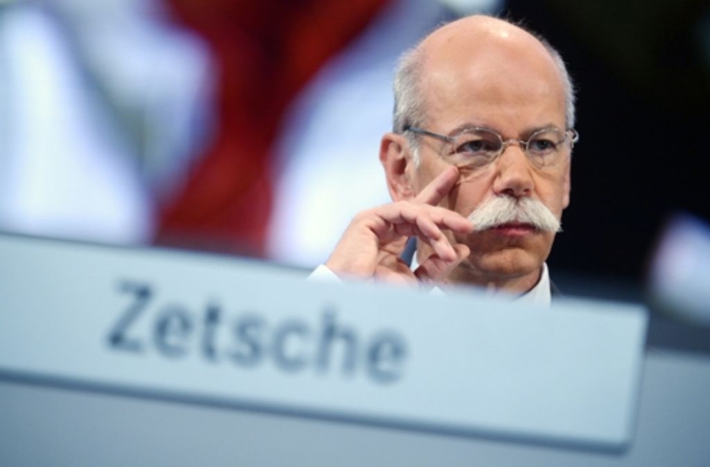Dieter Zetsche ist seit 2006 Vorstandsvorsitzender der Daimler AG. Direkt nach Beendigung seines Studiums der Elektrotechnik in Karlsruhe 1976 fing er bei dem schwäbischen Autobauer an zu arbeiten, damals im Forschungsbereich. Und bei Daimler ist er geblieben.