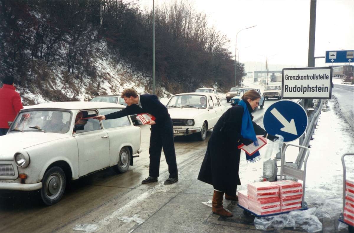 Grenzöffnung 1989: Der Mair-Verlag verteilt Karten an die Menschen aus der DDR.