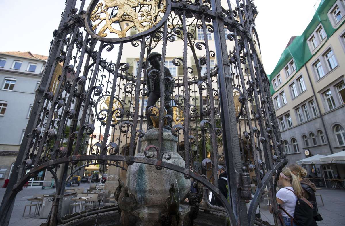 Der Hans-im-Glück-Brunnen am Geißplatz mit seinem reich dekorierten schmiedeisernen Gitter.