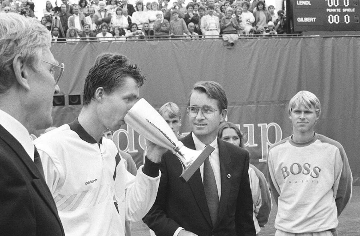 1985 gönnt sich Ivan Lendl einen Schluck aus dem Siegerpokal.