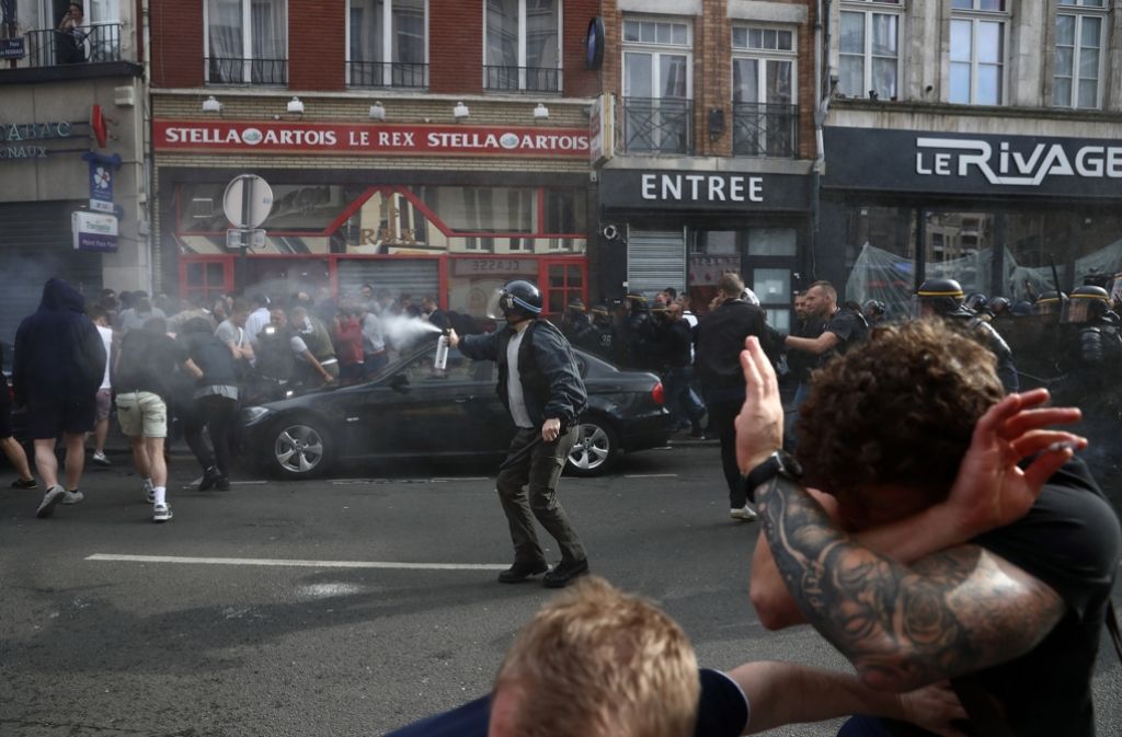 Erneute Ausschreitungen bei der EM in Lille: Gegen englische Fans geht die Polizei mit Tränengas vor und russische Fans zünden im Stadion Bengalos.